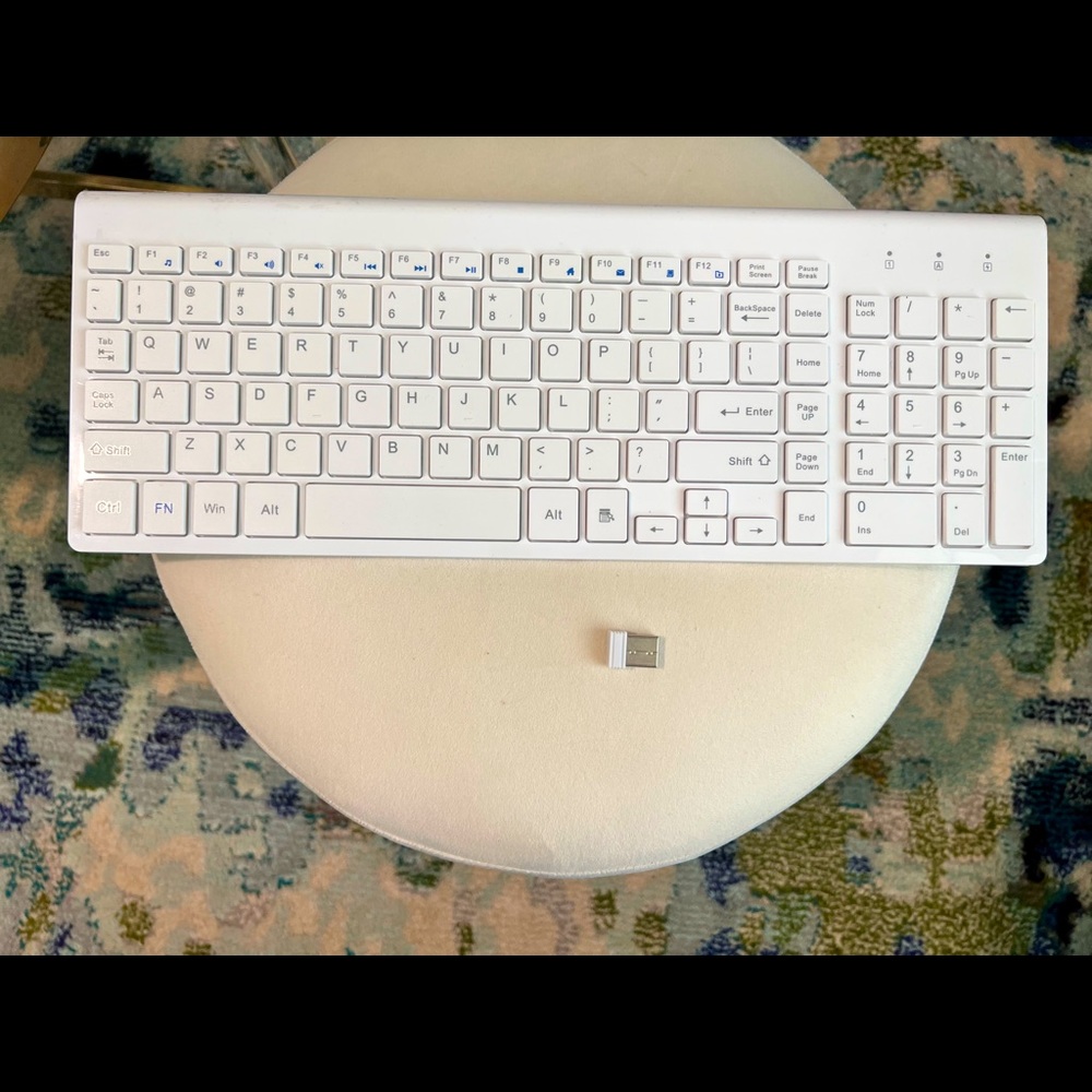 White wireless keyboard works with Mac laptops